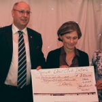 Bild bergabe Spendenscheck ber 3.800,- Euro an die Regenbogenschule Dbeln